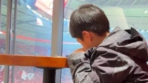 万博体育-是不是工作日带娃看球的你？武磊晒视频，孩子写完作业才能看球