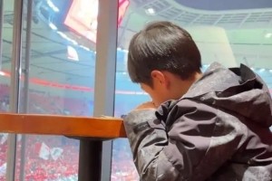 万博体育-是不是工作日带娃看球的你？武磊晒视频，孩子写完作业才能看球