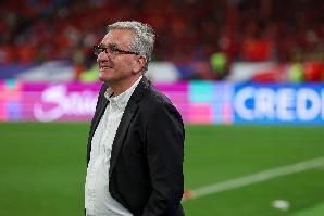 万博电竞-记者：伊万下课太晚了，他要啥没啥但玩弄权术操控舆论100分