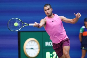 3-0横扫德约，阿尔卡拉斯硬地首胜对手晋级美网男单决赛